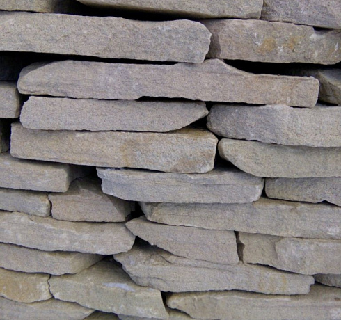 Kamenclub.ru: Песчаник пластушка светло-серый (3,0 см)  купить в Кемерово песчаник светло-серый, серый песчаник рваный ландшафтный колотый 13800 руб/м3   фото КАМЕНЬ КЛУБ