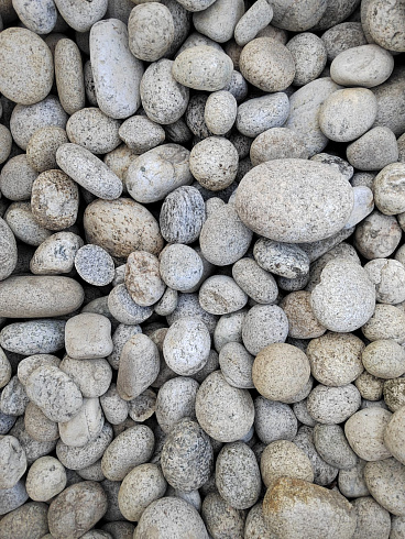 Kamenclub.ru: Галька речная окат (серо-белая) фр. 70-120 мм купить  в Кемерово галька галечник бело-серая, серо-белая, серая, белая речная природная галька  8000 руб/т   фото КАМЕНЬ КЛУБ