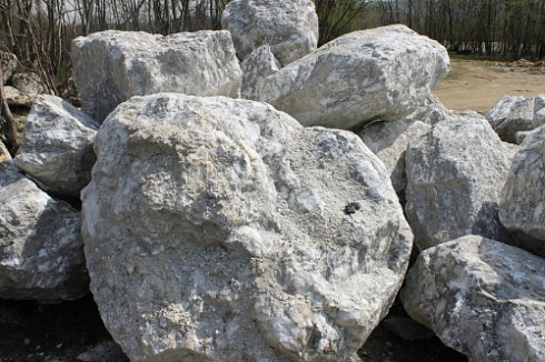 Kamenclub.ru: Мраморизированный известняк фр.500-1500 мм.  купить в Кемерово    10000 руб/т   фото КАМЕНЬ КЛУБ