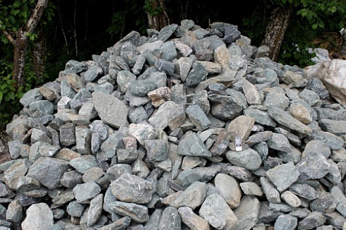 Kamenclub.ru: Гранит скальник (серо-зеленый) фр. 100-500 мм.  купить в Кемерово гранит зеленый, серый, салатовый крупный ландшафтный валун 6 000 руб/т   фото КАМЕНЬ КЛУБ