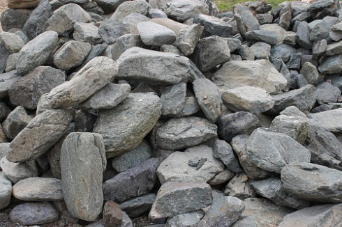 Kamenclub.ru: Гранит скальник (серо-зеленый) фр. 100-500 мм.  купить в Кемерово гранит зеленый, серый, салатовый крупный ландшафтный валун 6 000 руб/т   фото КАМЕНЬ КЛУБ