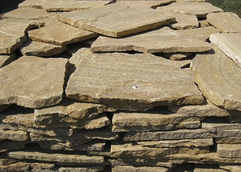 Kamenclub.ru: Песчаник пластушка желтый с рисунком (3 см)  купить в Кемерово песчаник желтый с рисунком, рыжий, желтый песчаник пластушка ландшафтная рваная 8 500 руб/м3   фото КАМЕНЬ КЛУБ