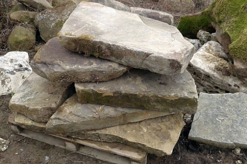 Kamenclub.ru: Песчаник плиты - плахи - пошаговые дорожки (фр. 70-150 мм)  купить в Кемерово песчаник серый бежевый желтый зеленый колотый песчаник строительный 6500 руб/т   фото КАМЕНЬ КЛУБ