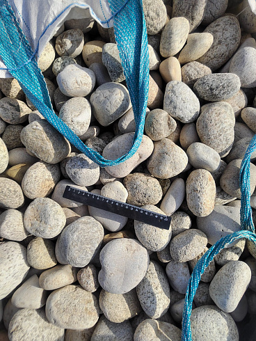 Kamenclub.ru: Галька речная окат (серо-белая) фр. 70-120 мм купить  в Кемерово галька галечник бело-серая, серо-белая, серая, белая речная природная галька  8000 руб/т   фото КАМЕНЬ КЛУБ