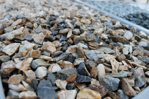 Kamenclub.ru: Мраморная крошка (щебень крошка медовый), фр. 10-20 мм.  купить в Кемерово песчаник бежевый, серый каменная ландшафтная крошка  12000 руб/т   фото КАМЕНЬ КЛУБ