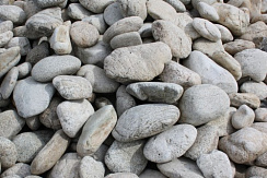 Kamenclub.ru: Бело-серый валунчик фр.100-300 мм.  купить в Кемерово крупный камень для ландшафта серый, белый бело-серый валун крупная галька 4500 руб/т   фото КАМЕНЬ КЛУБ