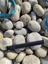 Kamenclub.ru: Галька речная окат (серо-белая) фр. 70-120 мм купить  в Кемерово галька галечник бело-серая, серо-белая, серая, белая речная природная галька  8000 руб/т   фото КАМЕНЬ КЛУБ