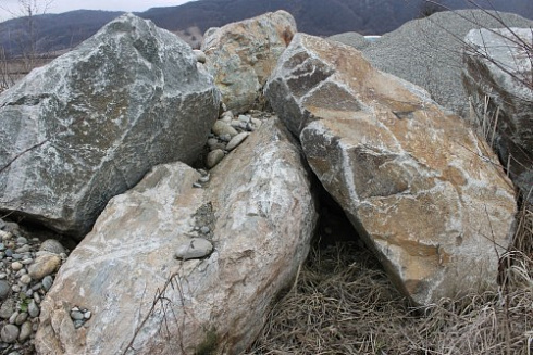 Kamenclub.ru: Гранит скальник (серо-зеленый) фр. 500-1500 мм.  купить в Кемерово гранит мрамор  серый зеленый темно-серый глыба скальная колотая ландшафтная 7 500 руб/т   фото КАМЕНЬ КЛУБ