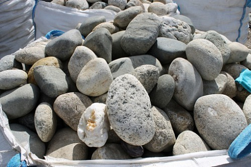 Kamenclub.ru: Речной валун (Ассорти) фр.100-300 мм.  купить в Кемерово галечник серый, темно-серый, светло-серый речная галька крупных размеров 4200 руб/т   фото КАМЕНЬ КЛУБ