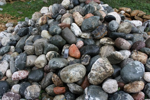 Kamenclub.ru: Ландшафтные валунчики фр.100-500 мм.  купить в Кемерово крупный природный камень серый, темно-серый, светло-серый речной валун крупный 4800 руб/т   фото КАМЕНЬ КЛУБ