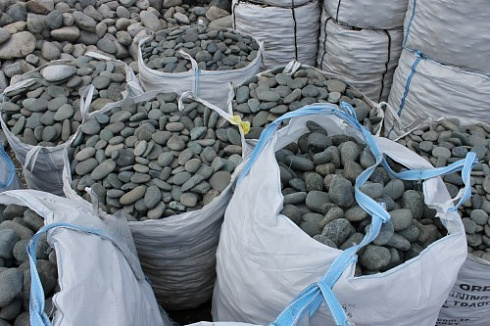 Kamenclub.ru: Темно-серый валунчик фр.100-300 мм.  купить в Кемерово крупный природный камень серый, темно-серый, светло-серый речная галька большого размера окатанная 4500 руб/т   фото КАМЕНЬ КЛУБ