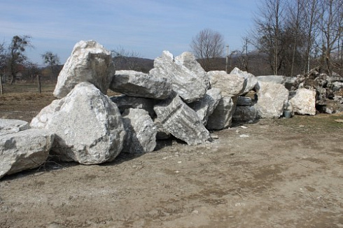 Kamenclub.ru: Мраморизированный известняк фр.500-1500 мм.  купить в Кемерово    10000 руб/т   фото КАМЕНЬ КЛУБ