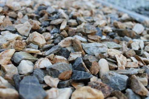 Kamenclub.ru: Мраморная крошка (щебень крошка медовый), фр. 10-20 мм.  купить в Кемерово песчаник бежевый, серый каменная ландшафтная крошка  12000 руб/т   фото КАМЕНЬ КЛУБ