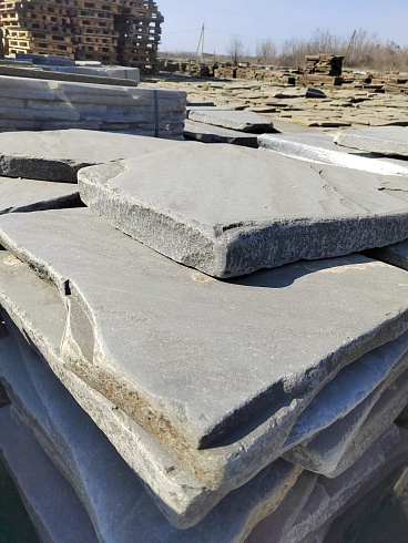 Kamenclub.ru: Песчаник пластушка галтованная светло-серая (3,0 см)  купить в Кемерово песчаник светло-серый, серый ландшафтный камень рваный колотый 21000 руб/м3   фото КАМЕНЬ КЛУБ