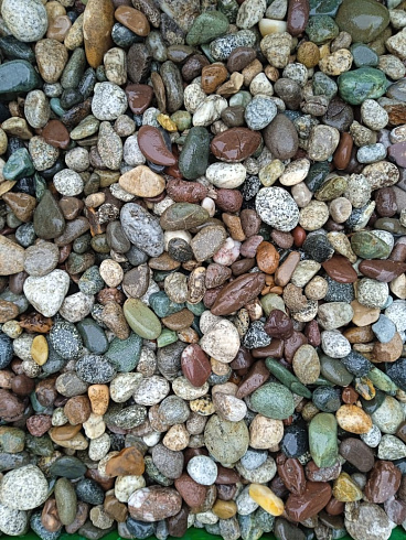 Kamenclub.ru: Галька речная окат цветная фр.5-10 мм. купить  в Кемерово галька речная белый, серый, красноватый, синий, темно-серый речная окатанная галька декоративная 6800 руб/т   фото КАМЕНЬ КЛУБ