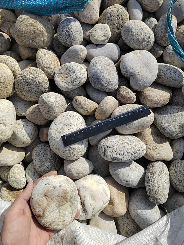 Kamenclub.ru: Галька речная окат (серо-белая) фр. 70-120 мм купить  в Кемерово галька галечник бело-серая, серо-белая, серая, белая речная природная галька  8000 руб/т   фото КАМЕНЬ КЛУБ