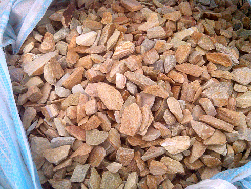 Kamenclub.ru: Щебень крошка желтый (ЗЛАТОЛИТ) фр. 10-20 мм.  купить в Кемерово златолит бежевый, золотистый, желтый каменная декоративная крошка щебня златолита 10800 руб/т   фото КАМЕНЬ КЛУБ