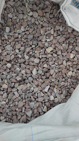 Kamenclub.ru: Мраморная крошка (щебень галтованный розовый) фр.20-40 мм.  купить в Кемерово мрамор розовый, красный оголтованный округлый щебень  15000 руб/т   фото КАМЕНЬ КЛУБ