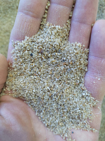 Кварцевый песок для площадок фр. 0,6-1,2 мм.  купить в Кемерово фото Камень Клуб