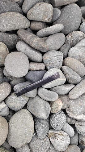 Kamenclub.ru: Галька речная окат (темно-серая) фр. 70-150 мм. купить  в Кемерово галька речная темно-серая, синяя, серая речная галька округлая  8000 руб/т   фото КАМЕНЬ КЛУБ