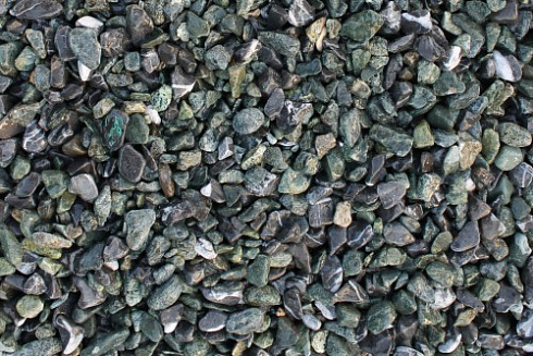 Kamenclub.ru: Мраморная крошка (щебень галтованный микс:зеленый-черный) фр.10-20 мм.  купить в Кемерово мрамор зеленый, черный декоративные ландшафтные окатанные округлые камни щебня 14500 руб/т   фото КАМЕНЬ КЛУБ