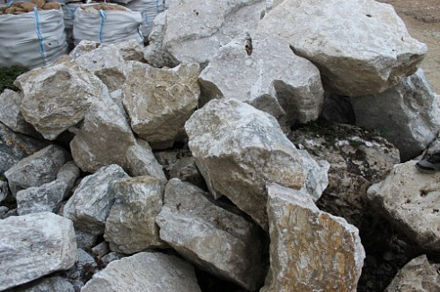 Kamenclub.ru: Мраморизированный известняк фр. 100-500 мм.  купить в Кемерово известняк серый белый темно-серый сероватый валун природного образования окатанный 10500 руб/т   фото КАМЕНЬ КЛУБ