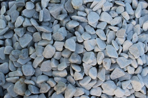 Kamenclub.ru: Мраморная крошка (щебень галтованный белый), фр.20-40 мм.  купить в Кемерово мрамор белый бежевый молочный мраморный щебень декоративный 17000 руб/т   фото КАМЕНЬ КЛУБ