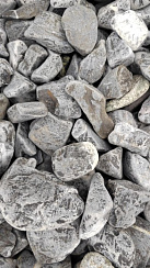 Kamenclub.ru: Щебень галтованный черный (мрамор) фр.40-70 мм.  купить в Кемерово мрамор черный с белыми прожилками, черный, белый щебень галтованный округлый 13500 руб/т   фото КАМЕНЬ КЛУБ