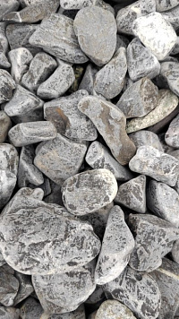 Kamenclub.ru: Щебень галтованный черный (мрамор) фр.40-70 мм.  купить в Кемерово мрамор черный с белыми прожилками, черный, белый щебень галтованный округлый 13500 руб/т   фото КАМЕНЬ КЛУБ