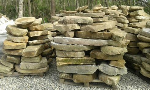 Kamenclub.ru: Песчаник плиты - плахи - пошаговые дорожки (фр. 70-150 мм)  купить в Кемерово песчаник серый бежевый желтый зеленый колотый песчаник строительный 6500 руб/т   фото КАМЕНЬ КЛУБ