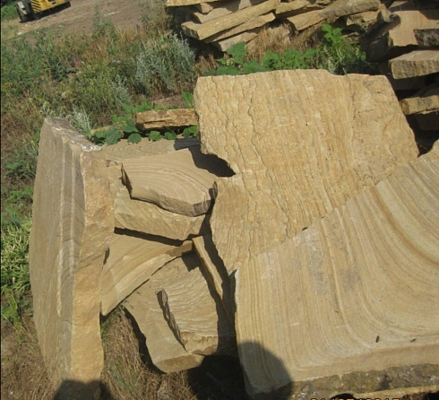 Kamenclub.ru: Форматный камень (плаха) пошаговая дорожка от 70-150 см (4 -12 см)  купить в Кемерово плитняк  форматный плаха желтый песчаник 9 000 руб/т   фото КАМЕНЬ КЛУБ