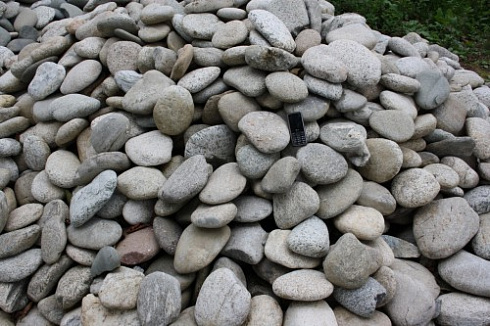 Kamenclub.ru: Галька речная плоская (бело-серая) фр. 100-200-300 мм. купить  в Кемерово галька речная плоская серый, белый, бело-серый, серо-белый речная галька плоская  9000 руб/т   фото КАМЕНЬ КЛУБ