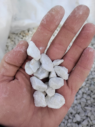 Kamenclub.ru: Мраморная крошка, щебень, цвет-белый, фр. 10-20 мм.  купить в Кемерово мрамор белый, молочный айвори каменная ландшафтная декоративная крошка шебня 12000 руб/т   фото КАМЕНЬ КЛУБ