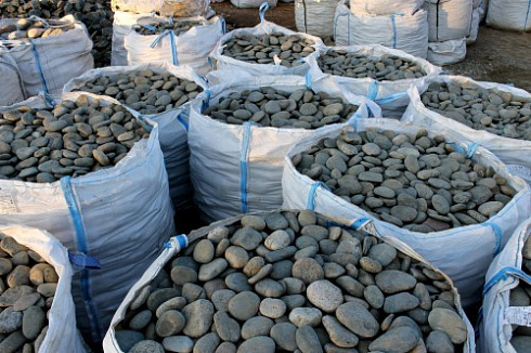 Kamenclub.ru: Галька речная плоская (темно-серая) фр. 100-200-300 мм. купить  в Кемерово галька речная плоская темно-серый, серый, синий речной галечник плоский 9000 руб/т   фото КАМЕНЬ КЛУБ