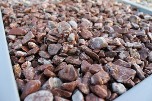 Kamenclub.ru: Мраморная крошка (щебень галтованный розовый) фр.10-20 мм.  купить в Кемерово мрамор розовый, красный ландшафтный декоративный окатанный округлый щебень 15000 руб/т   фото КАМЕНЬ КЛУБ