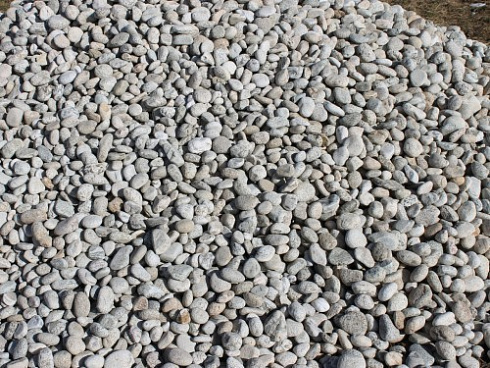 Kamenclub.ru: Галька речная окат (серо-белая) фр. 70-120 мм купить  в Кемерово галька галечник бело-серая, серо-белая, серая, белая речная природная галька  8000 руб/т   фото КАМЕНЬ КЛУБ