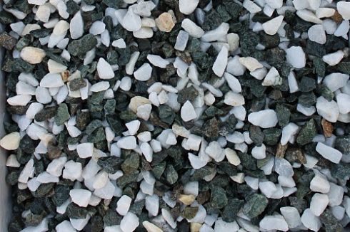 Kamenclub.ru: Мраморная крошка (щебень крошка микс : белый-черный-розовый) фр. 3-5 мм.  купить в Кемерово мрамор белый, черный, розовый, разноцветный мраморная каменная крошка декорвтивная 12000 руб/т   фото КАМЕНЬ КЛУБ