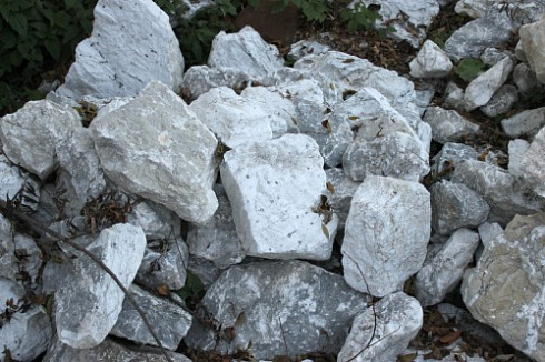 Kamenclub.ru: Мраморизированный известняк фр. 100-500 мм.  купить в Кемерово известняк серый белый темно-серый сероватый валун природного образования окатанный 10500 руб/т   фото КАМЕНЬ КЛУБ