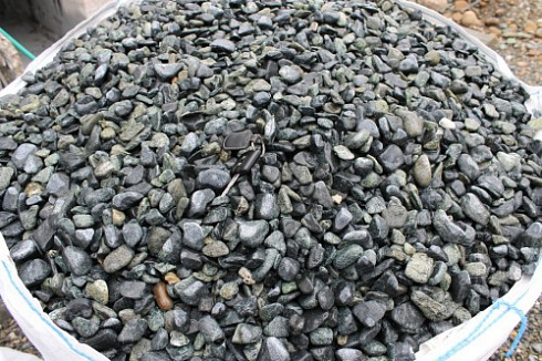 Kamenclub.ru: Щебень галтованный зеленый (змеевик) фр. 20-40 мм.  купить в Кемерово мрамор зеленый, салатовый оголтованный щебень мраморный 12500 руб/т   фото КАМЕНЬ КЛУБ