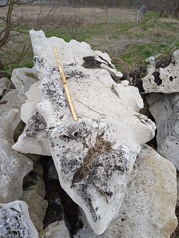 Kamenclub.ru: Выветренный известняк (степной) фр. 500-1500 мм.  купить в Кемерово    10000 руб/т   фото КАМЕНЬ КЛУБ