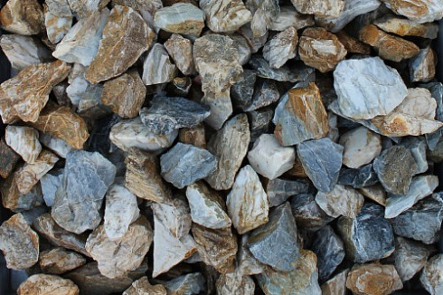 Kamenclub.ru: Мраморная крошка (щебень крошка медовый) фр. 20-40 мм.  купить в Кемерово мрамор бежевый рыжий желтый ландшафтная мраморная крошка 12000 руб/т   фото КАМЕНЬ КЛУБ