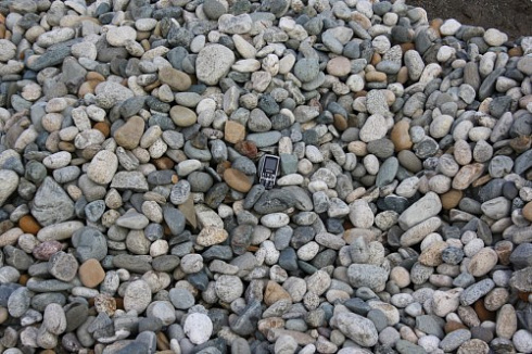 Kamenclub.ru: Галька речная окат (ассорти) фр. 50-100 мм. купить  в Кемерово галька природная округлая серая белая черная серая коричневая синяя галька речная окатанная округлая 6200 руб/т   фото КАМЕНЬ КЛУБ