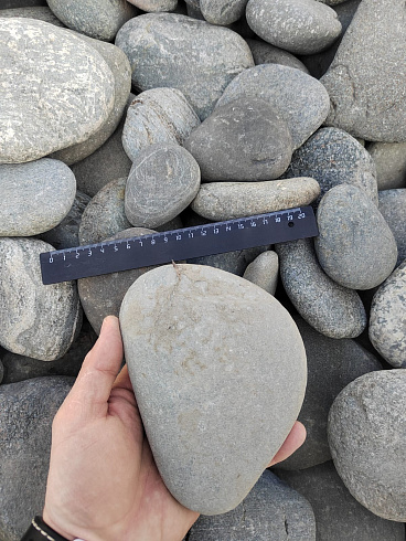 Kamenclub.ru: Галька речная плоская (ассорти) фр. 70-150 мм. купить  в Кемерово галька галечник серый белый темно-серый синий светло-серый плоская природная галька  9000 руб/т   фото КАМЕНЬ КЛУБ