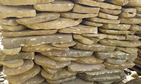 Kamenclub.ru: Песчаник колотый для облицовки (фр. 2-3 см)  купить в Кемерово песчаник бежевый серый рыжий песчаник строительный 5000 руб/т   фото КАМЕНЬ КЛУБ