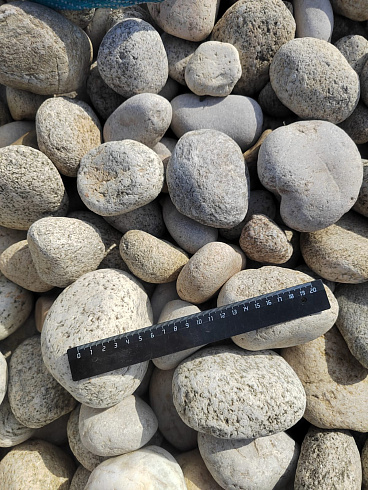 Kamenclub.ru: Галька речная окат (серо-белая) фр. 70-120 мм купить  в Кемерово галька галечник бело-серая, серо-белая, серая, белая речная природная галька  8000 руб/т   фото КАМЕНЬ КЛУБ