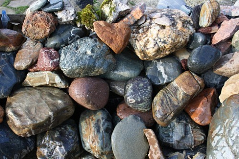 Kamenclub.ru: Ландшафтные валунчики фр.100-500 мм.  купить в Кемерово крупный природный камень серый, темно-серый, светло-серый речной валун крупный 4800 руб/т   фото КАМЕНЬ КЛУБ