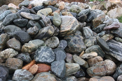 Kamenclub.ru: Ландшафтные валунчики фр.100-500 мм.  купить в Кемерово крупный природный камень серый, темно-серый, светло-серый речной валун крупный 4800 руб/т   фото КАМЕНЬ КЛУБ