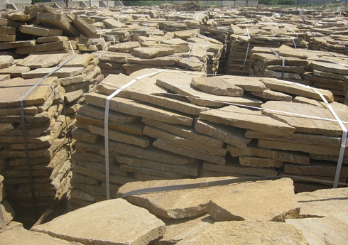 Kamenclub.ru: Песчаник пластушка желтый с рисунком (3 см)  купить в Кемерово песчаник желтый с рисунком, рыжий, желтый песчаник пластушка ландшафтная рваная 8 500 руб/м3   фото КАМЕНЬ КЛУБ