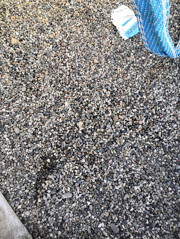 Kamenclub.ru: Галька речная окат (серая) фр.3-5 мм купить  в Кемерово галька речная серая бежевый темно-серый окатанный речной камень округлый 9500 руб/т   фото КАМЕНЬ КЛУБ