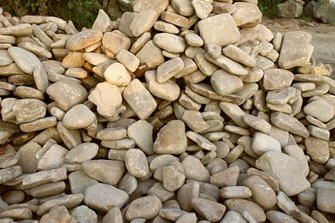 Kamenclub.ru: Песчаник для мощения дорожек, площадок, парковок ( фр 5-10 см)  купить в Кемерово песчаник  серый желтый коричневый рыжий песчаник оголтованный окатанный 6500 руб/т   фото КАМЕНЬ КЛУБ